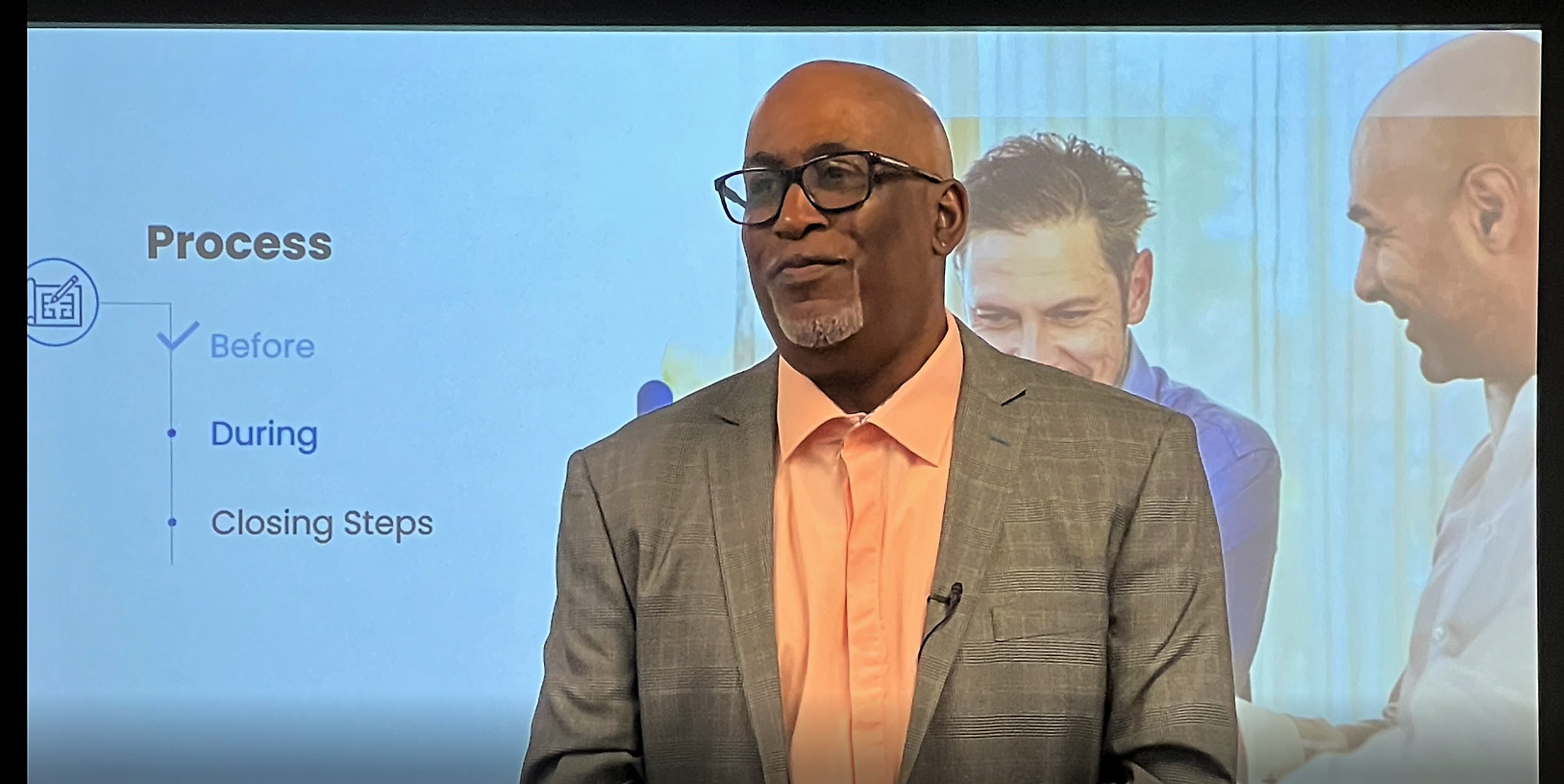 Thomas Ellis coaching a sales team in a modern boardroom